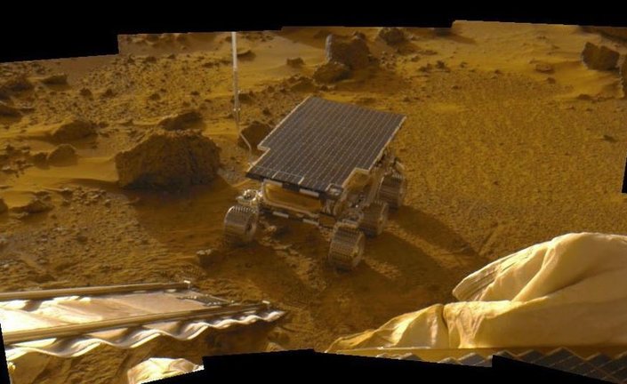 Imagen mosaico del rover Sojourner tomada desde el aterrizador de la misión Mars Pathfinder