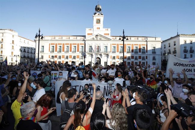 Asistentes a la concentración convocada en Madrid, en repulsa por el asesinato de Samuel, el joven de 24 años que perdió la vida en la madrugada del sábado tras recibir una paliza en la capital coruñesa. EFE