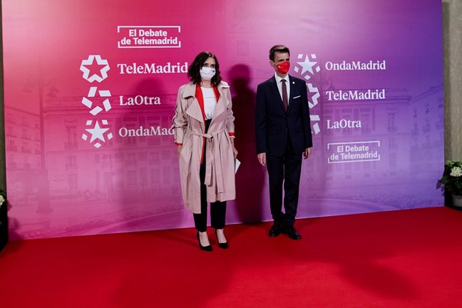 Archivo - La presidenta de la Comunidad de Madrid, Isabel Díaz Ayuso, y el director de Telemadrid, José Pablo López