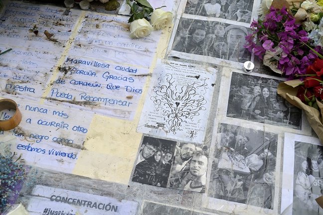 Fotografías y notas escritas en el altar colocado en la acera donde fue golpeado Samuel, el joven asesinado en A Coruña el pasado sábado 3 de julio.