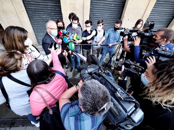 Enrique Maya, alcalde de Pamplona, atiende a los medios antes de asistir a la misa en honor a San Fermín