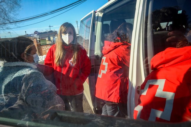 Archivo - Una furgoneta de Cruz Roja reparte alimentos y productos de primera necesidad a los vecinos de la Cañada Real Galiana.