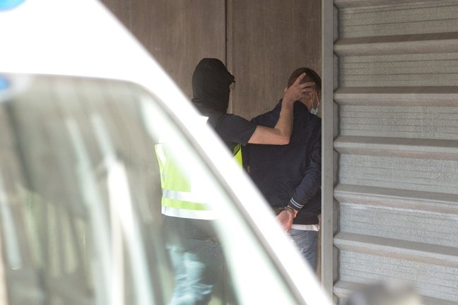 Un agente lleva arrestado a uno de los acusados para declarar como presunto autor de la paliza que causó la muerte a Samuel Luiz en A Coruña el pasado 3 de julio, a 9 de julio de 2021, en A Coruña
