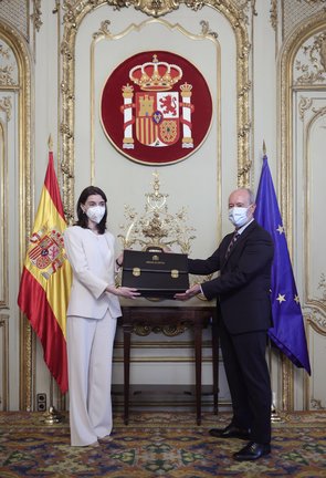 La nueva ministra de Justicia, Pilar Llop, recibe la cartera ministerial de manos de su predecesor, Juan Carlos Campo, en el Palacio de Parcent, a 12 de julio de 2021, en Madrid (España). El traspaso de carteras se efectúa después de que la nueva ministra