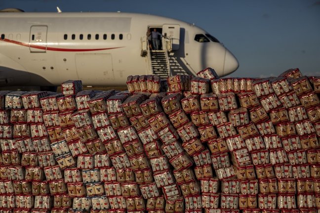 Un vuelo humanitario, iniciativa solidaria organizada por las oenegés Open Arms y Solidaire, aterriza con 33 toneladas de alimentos en el aeropuerto de Nacala