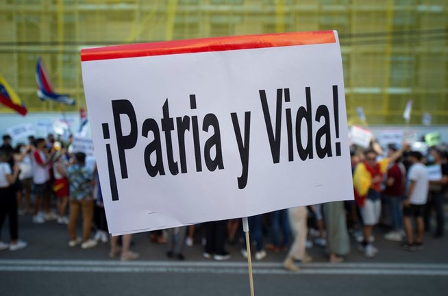 Decenas de personas durante una concentración promovida por Vox, en apoyo a las protestas en Cuba, ante la embajada de Cuba en España, a 12 de julio de 2021, en Madrid (España). La convocatoria de la protesta ha sido difundida durante el día de hoy por el