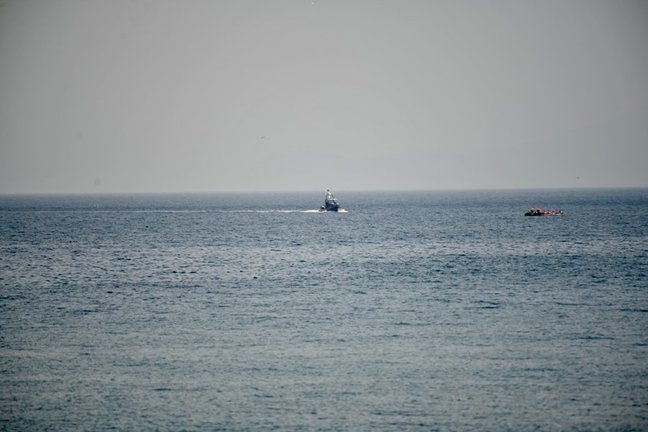 Archivo - Llegada de la lancha de las fuerzas de seguridad marroquíes a la zona del espigón cercano a la frontera con Ceuta, apoyada por una lancha que ha abortado el intento de llegada de los diez migrantes marroquíes a la playa del Tarajal, a 31 de mayo