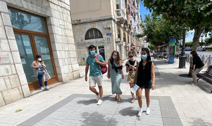 Varias personas con mascarilla por el Paseo Pereda de Santander. / Hardy