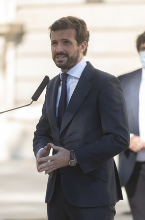 El presidente del PP, Pablo Casado, ofrece declaraciones a los medios de comunicación tras el homenaje a las víctimas del terrorismo en el Palacio Real. En Madrid, 15 de julio de 2021.
