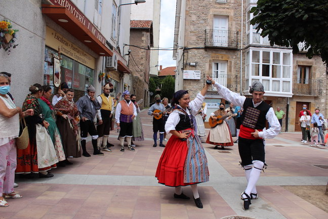 La música cántabra y los bailes fueron un atractivo para los turistas que se acercaron al mercado campurriano. / ALERTA