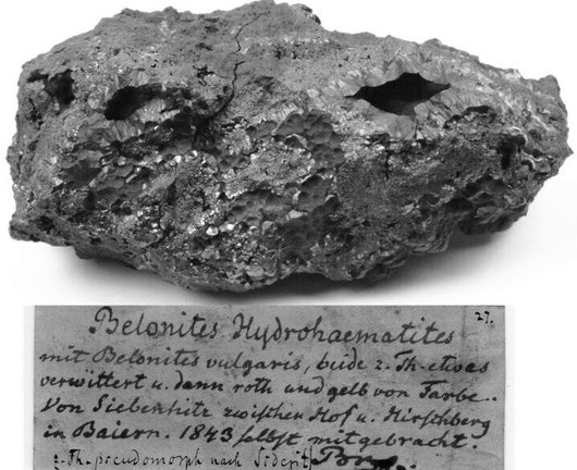 El Espécimen De Hidrohematita Descubierto Por El Mineralogista Alemán August Breithaupt En 1843 Con Su Etiqueta Original.