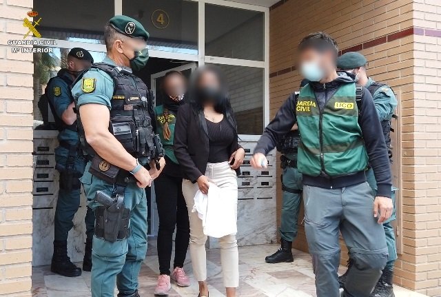La Guardia Civil detiene a 10 personas que explotaban sexualmente a mujeres procedentes de Sudamérica y libera a 5 mujeres.