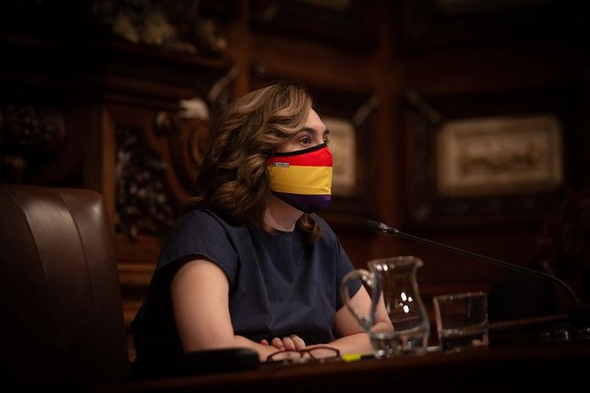 La alcaldesa de Barcelona, Ada Colau, con una mascarilla de la bandera republicana, interviene en una sesión plenaria en el Ayuntamiento de Barcelona, a 23 de julio de 2021, en Barcelona, Catalunya (España).