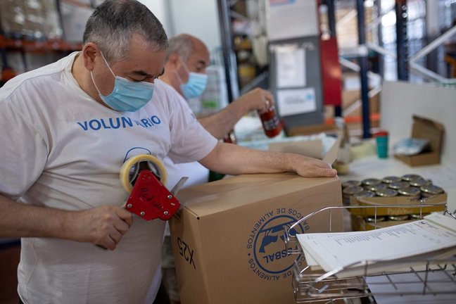 Archivo - Un voluntario trabaja en el Banco de Alimentos de Vigo.