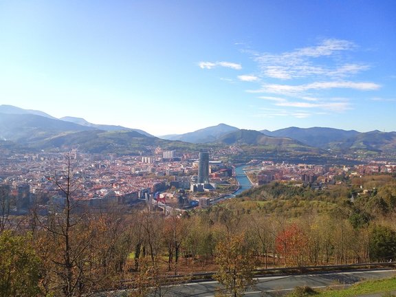 Archivo - Vista general de Bilbao con tiempo soleado