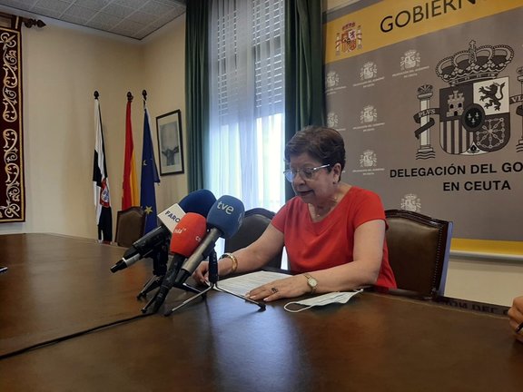 La delegada del Gobierno de España en Ceuta, Salvadora Mateos, este lunes en rueda de prensa.