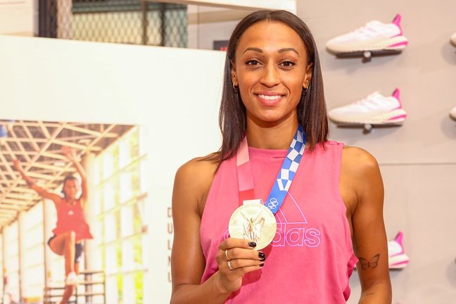 La atleta Ana Peleteiro, posa con su medalla de bronce durante su visita a una tienda de Adidas para celebrar su triunfo en los Juegos Olímpicos de Tokio 2020, en Gran Vía, a 9 de agosto de 2021, en Madrid (España). La atleta gallega, ganó la medalla de b