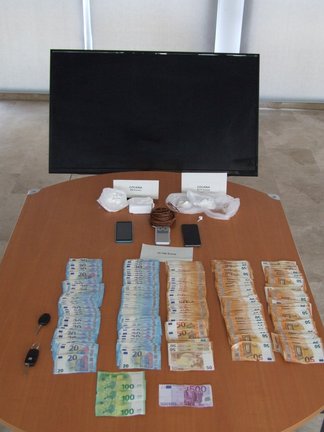 Dinero y objetos incautados por la Guardia Civil tras desarticular una organización criminal dedicada al tráfico de cocaína en Tomelloso
