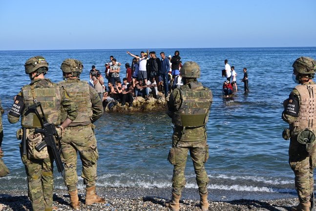 Archivo - Un militar del ejército español colabora en la orilla en una jornada marcada por las devoluciones en caliente que están efectuando a los migrantes que han entrado en Ceuta procedente de Marruecos, a 18 de mayo de 2021, en Ceuta