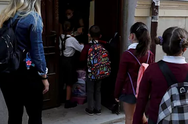 Alumnos de Primaria del colegio San Ildefonso de Madrid, al entrar a clase.J. J. Guillén EFE