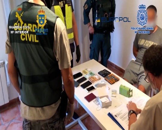 Detienen a 71 personas como miembros de una amplia red de narcotraficantes que operaba entre España y Suecia.