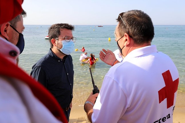 El presidente de la Generalitat, Pere Aragonès, visitando la playa de Caldes d'Estrac