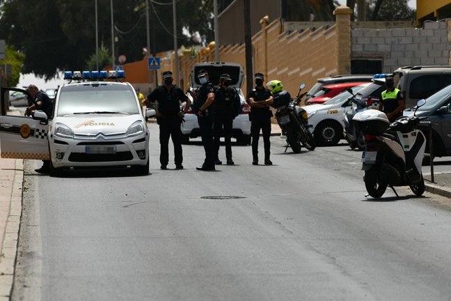Varios vehículos y agentes de la Policía Local de Ceuta se concentran en las inmediaciones del Polideportivo Santa Amelia, donde fueron acogidos 250 de los 800 menores que llegaron a Ceuta el pasado mes de mayo, EL VIERNES 13 DE AGOSTO en Ceuta (España).