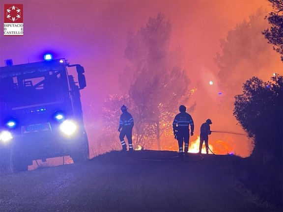 Bomberos trabajan en el incendio declarado este sábado en Azuébar (Castellón)