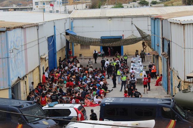 Archivo - Menores en Ceuta tras la crisis migratoria de mediados de mayo.