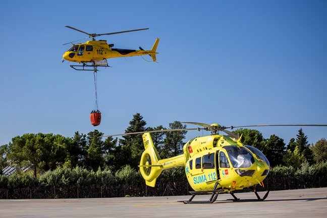 Dos helicópteros en el Parque de Bomberos de Las Rozas, a 17 de agosto de 2021, en Madrid, (España). La visita tiene como objetivo conocer el trabajo efectuado con los medios aéreos disponibles para la prevención y extinción de incendios forestales en la 