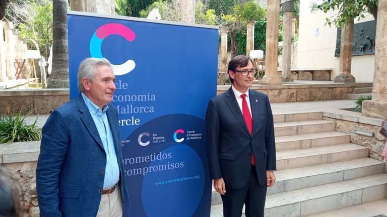 El presidente del Cercle d'Economia de Mallorca, José María Vicens, y el exministro y líder de la oposición en Catalunya, Salvador Illa.