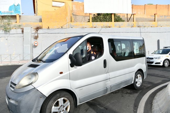 Una furgoneta lleva en su interior menores marroquíes para su repatriación