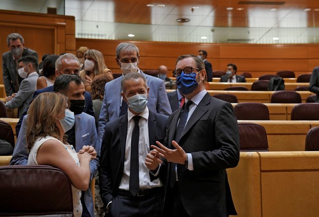 Archivo - El portavoz del PP en la Cámara Alta, Javier Maroto (1d) antes del inicio de una sesión plenaria en el Senado, a 12 de julio de 2021, en Madrid (España).