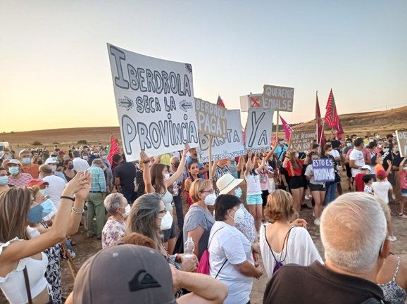 Manifestantes de los pueblos afectados por el vaciado de Ricobayo (Zamora), contra Iberdrola por "secar" la provincia