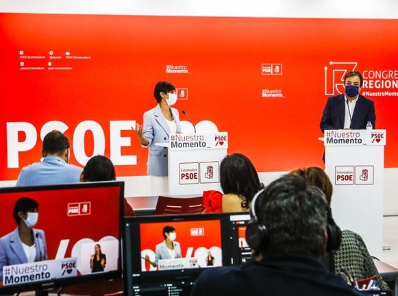 La ministra de Política Territorial y portavoz del Gobierno, Isabel Rodríguesz, y el secretario general del PSOE de Extremadura, Guillermo Fernández Vara, en rueda de prensa