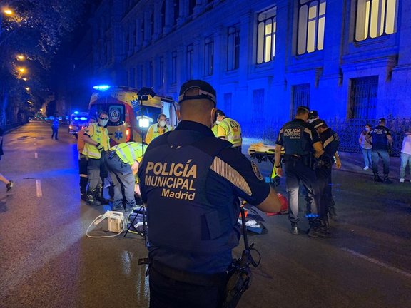 Policía Municipal de Madrid y Samur-Protección Civil atendiendo un atropello