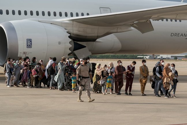 Ciudadanos afganos que huyen de los talibán, a su llegada a la base aérea de Torrejón de Ardoz (Madrid) procedentes de Afganistán.