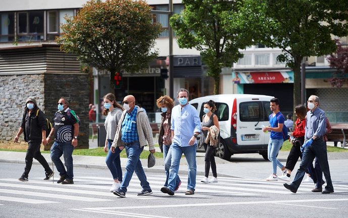 Archivo - Transeúntes pasean por calles de Santander, Cantabria.- Archivo
