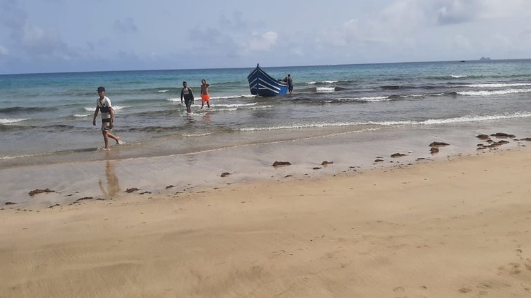 Dos cayucos con 76 personas llegan a la costa norte de Lanzarote, a la playa de La Cantería