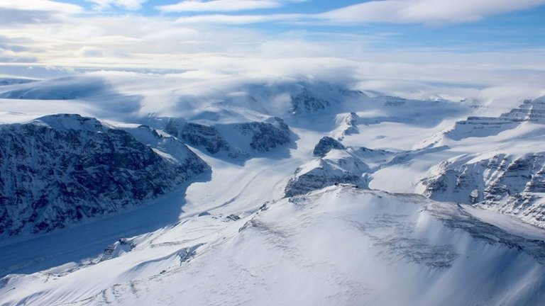 Montañas cubiertas de hielo y nieve de la costa oeste de Groenlandia