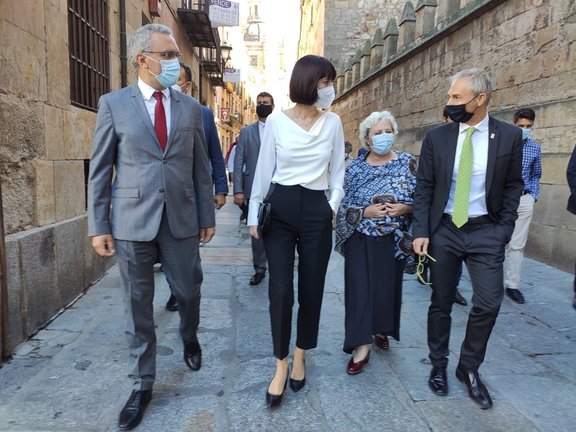 La ministra Morant, segunda por la izquierda, a su llegada a la Universidad de Salamanca.