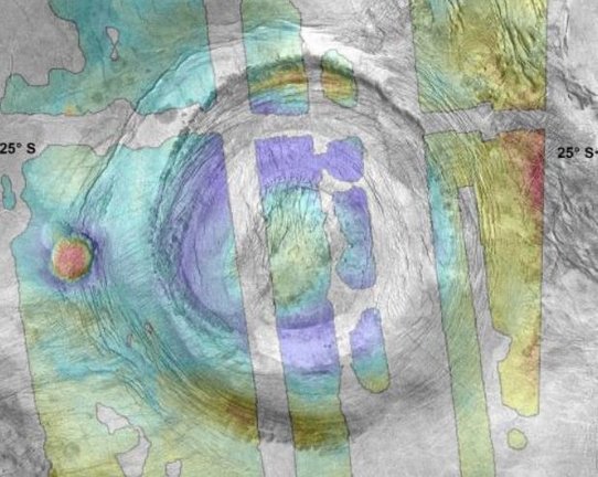 Imagen de radar de apertura sintética (SAR) Magallanes de Aramaiti Corona. Narina Tholus (centro izquierda) aparece como dos cúpulas adyacentes que se superponen en el anillo de fractura exterior oeste.