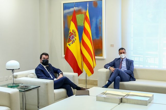 Archivo - El presidente del Gobierno, Pedro Sánchez (d); y el president de la Generalitat de Catalunya, Pere Aragonès, durante una reunión en el Palacio de la Moncloa, a 29 de junio de 2021, en Madrid (España)