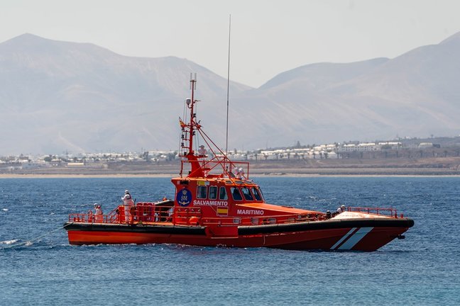 Un barco de Salvamento Marítimo, a su llegada al Muelle de La Cebolla con la patera de 34 migrantes, a 1 de septiembre de 2021