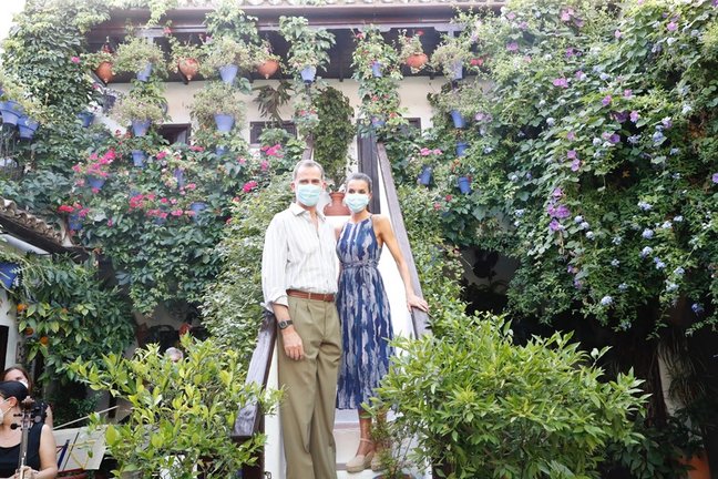 Archivo - Los Reyes de España, Felipe VI y Doña Letizia, en una visita a los patios de Córdoba el año pasado.
