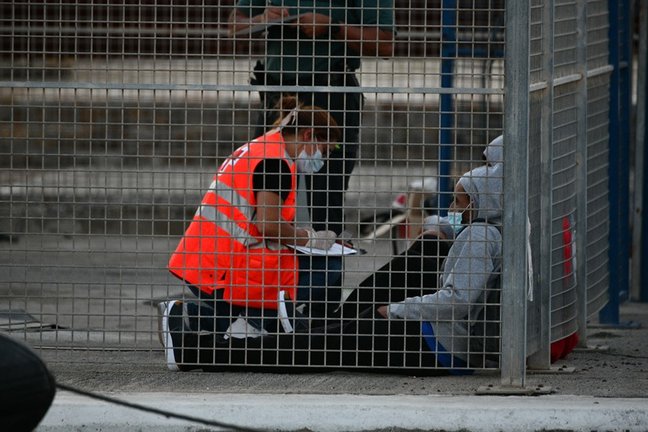 Una voluntaria de Cruz Roja atiende a un migrante en Ceuta.