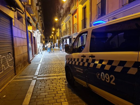 Coche patrulla de la Policía Municipal de Pamplona en el Casco Antiguo de Pamplona