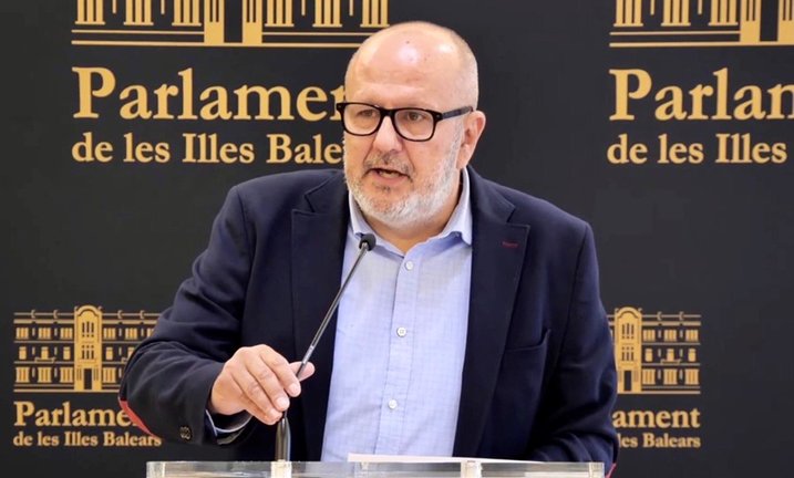 El portavoz de MÉS per Mallorca en el Parlament, Miquel Ensenyat, en una rueda de prensa.