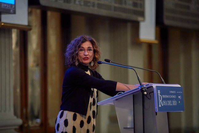 La ministra de Hacienda y Función Pública, María Jesús Montero, interviene en la entrega del IV Premio de Periodismo Económico Rosa del Río, a 20 de septiembre de 2021, en Madrid, (España). 
