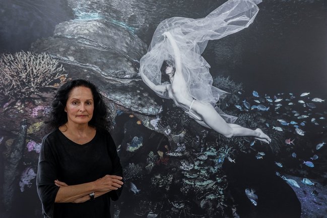 La fotógrafa Isabel Muñoz posa durante la presentación de su exposición ‘Somos Agua’, en la Sala Oval del Oceanogràfic de València